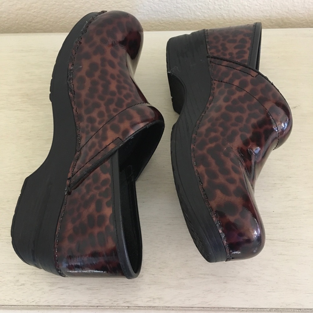 Dansko leopard print clogs Sz 40 US 9.5